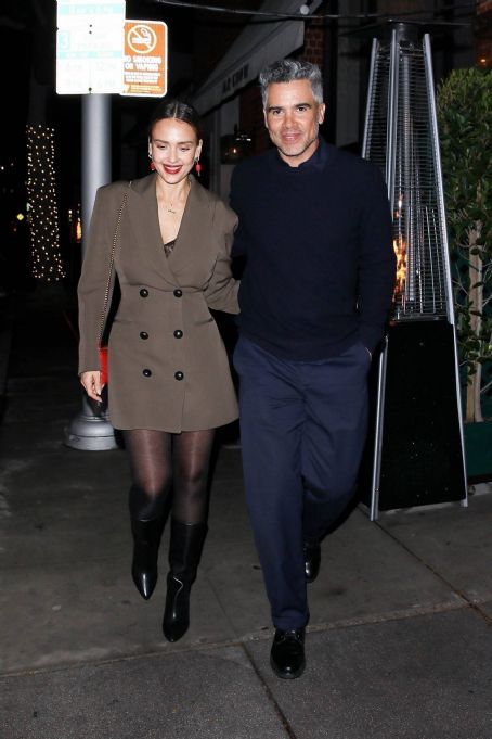 Jessica Alba – Leaves after a romantic dinner at Mr Chow in Beverlys Hills