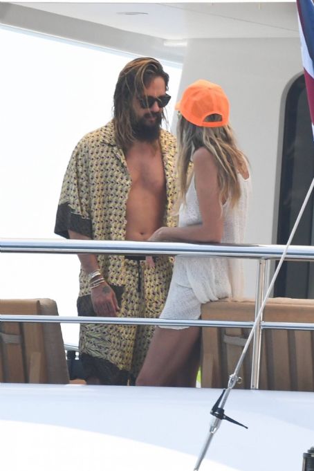 Heidi Klum – With Leni Klum Soak On A Luxury Yacht In Capri 