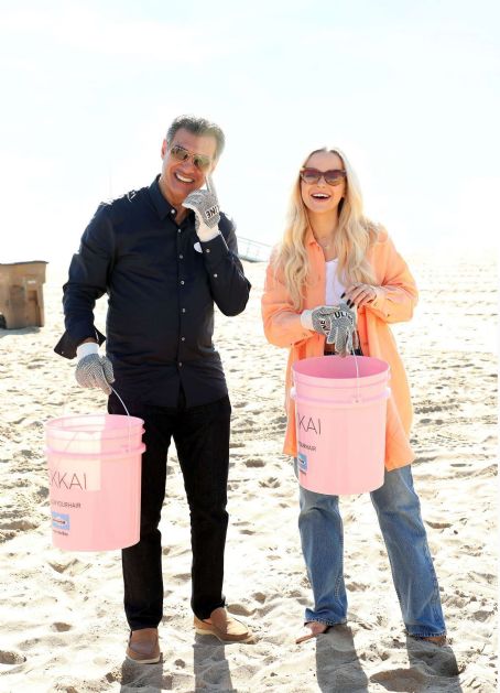 Dove Cameron – ‘FEKKAI’ Turns the Tide Beach Salon and Cleanup in Santa