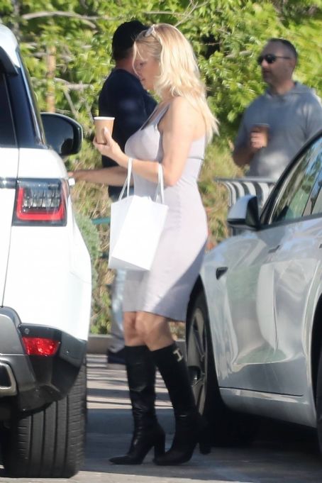 Pamela Anderson – Seen after shopping in Malibu