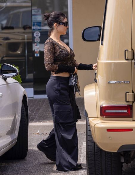 Kourtney Kardashian – Out for lunch in Calabasas
