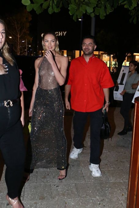 Candice Swanepoel – Leaves the SKIMS pop-up shop in Miami - FamousFix.com  post