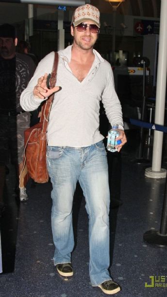 Gerard Butler Fashion and Style - Gerard Butler Dress, Clothes ...