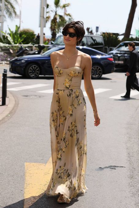 Isabeli Fontana – Posing at hotel Martinez during the 75th Cannes Film Festival 2022