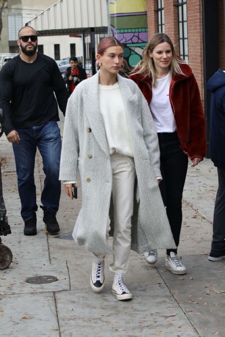 Hailey Baldwin – Out for a coffee at Alfred’s in Sytudio City