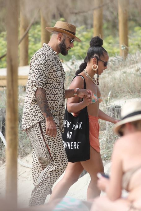 Alicia Keys – Relaxed on a boat in Formentera