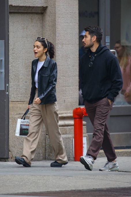 Rachel Zegler – With D.J. Cotrona spotted shopping together in New York