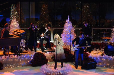 Carrie Underwood Shines in Pumps at Rockerfeller Center Tree Lighting
