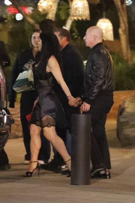 Lauren Sánchez – With Jeff Bezos enjoy a family dinner in West Hollywood