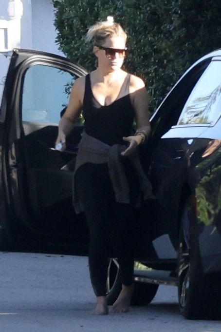 Kate Hudson – Seen barefoot after a workout in Los Angeles