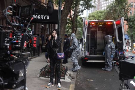 Michelle Trachtenberg – On the set of ‘Gossip Girl’ in New York