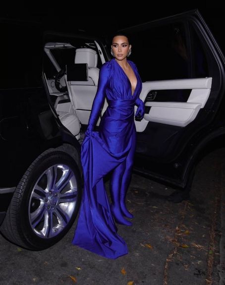 Kim Kardashian – Steps out on Friday night