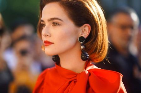 Zoey Deutch – Outside the Armani Show at Paris Fashion Week Haute Couture FW 2019-20