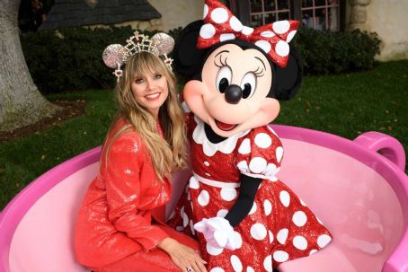 Heidi Klum – Poses with Minnie Mouse for Disney Designer Collection
