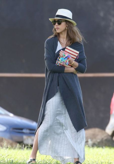 Jessica Alba Street Style – Out in Hawaii 1/2/ 2017