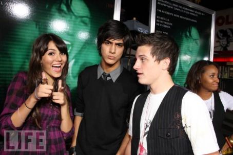 Victoria Justice and Josh Hutcherson Pics - Victoria Justice and Josh ...