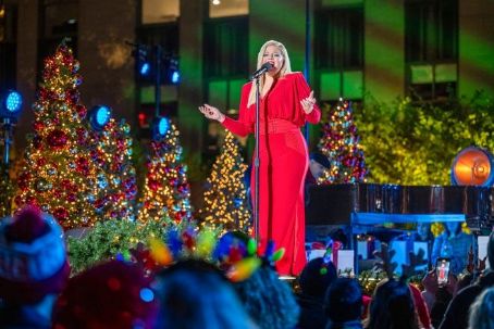 Kelly Clarkson, Jennifer Hudson, more stars perform holiday hits during NYC tree lighting