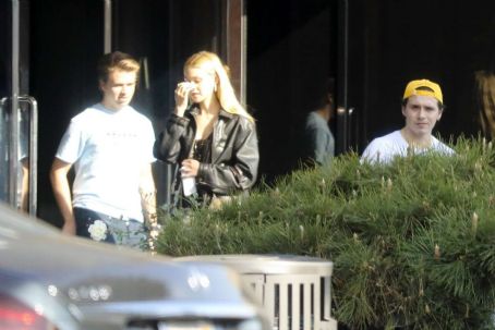 Nicola Peltz and Brooklyn Beckham – Shopping for jewelry at XIV Karats