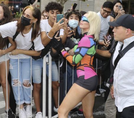 Miley Cyrus – Greets her fans in Buenos Aires