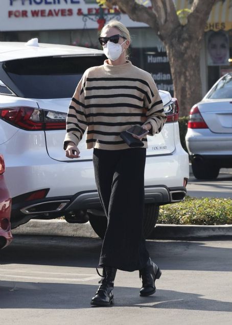 Charlize Theron – Shopping ahead of Christmas at Gelson’s Market in Studio City