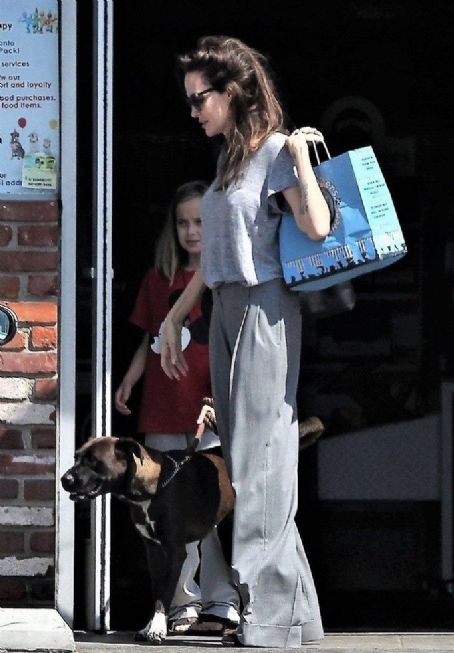 Angelina Jolie takes daughter to Pet Shop in Los Angeles (September 05, 2017)