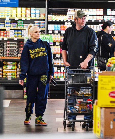 Gwen Stefani – Shopping candids in Los Angeles