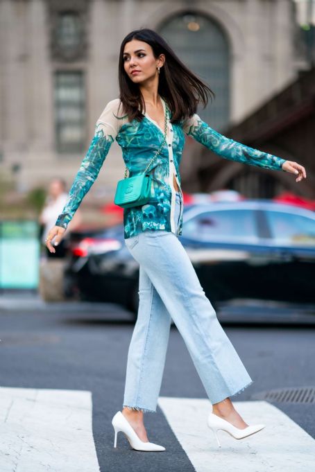Victoria Justice out in Midtown New York | Victoria Justice Picture