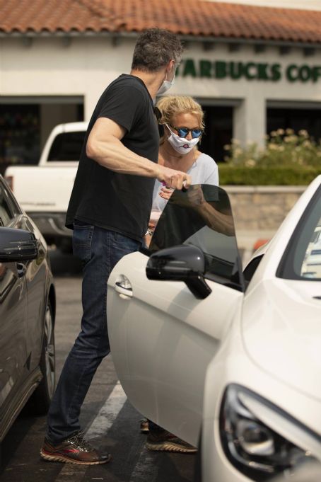 Britney Spears – Wears cat mask while out for cruising in Calabasas