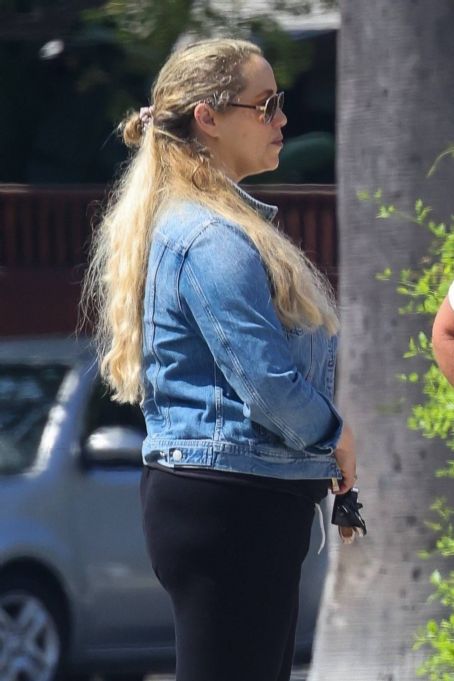 Elizabeth Berkley – Spotted outside her L.A. home | Elizabeth Berkley ...