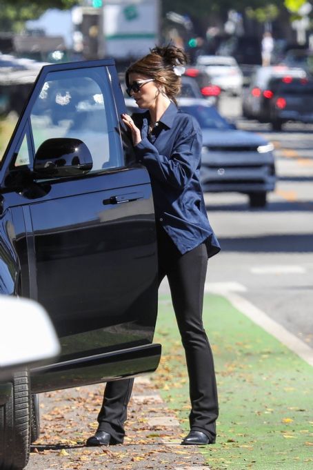 Katherine Schwarzenegger – Getting into her Range Rover in Santa Monica ...