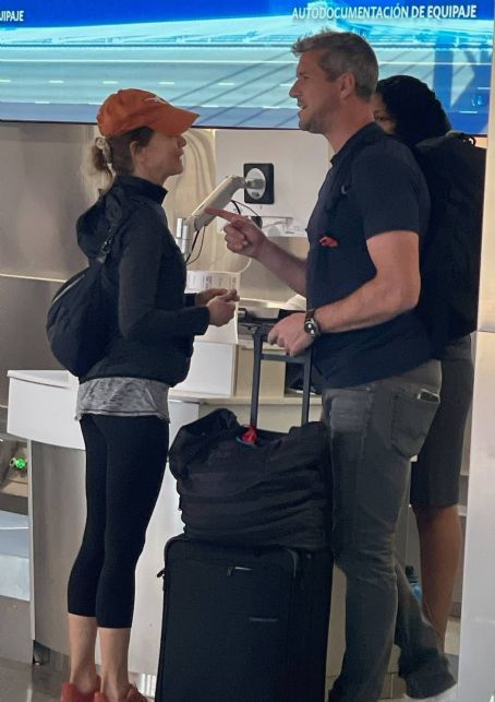 Renee Zellweger – With Ant Anstead catch a flight out of Los Angeles