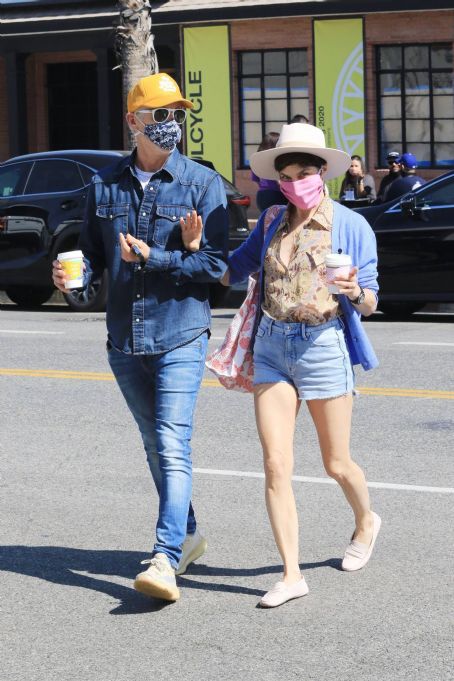 Selma Blair Getting Alfred Coffee With Ron Carlson In Los Angeles Famousfix