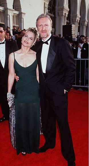 Linda Hamilton and James Cameron - The 4th Annual Screen Actors Guild Awards (1998)
