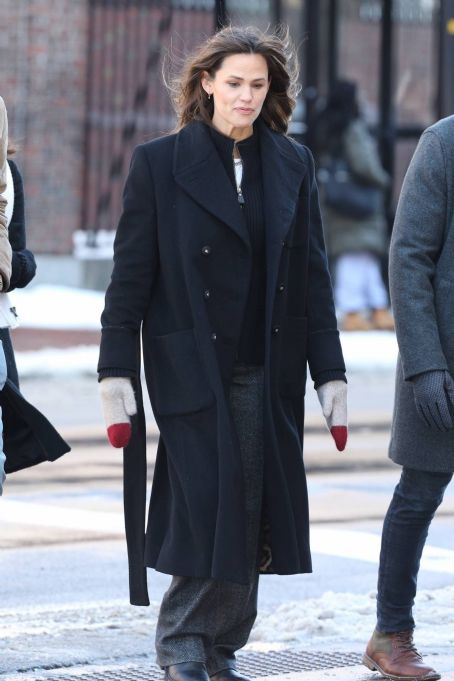 Jennifer Garner – Getting a tour of the snowy Harvard campus in Cambridge