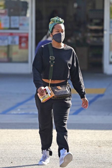 Regina King – Is seen leaving Chase bank in Los Angeles