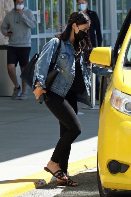 Jessica Lowndes – Is seen catching a cab in Vancouver after a flight