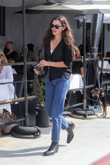 Phoebe Tonkin – out for lunch in West Hollywood