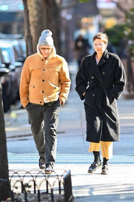 Maggie Gyllenhaal – With Peter Sarsgaard on a stroll around Manhattan