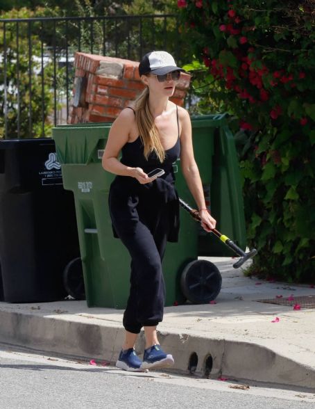 Joanna Krupa – Steps out for a walk in Los Angeles
