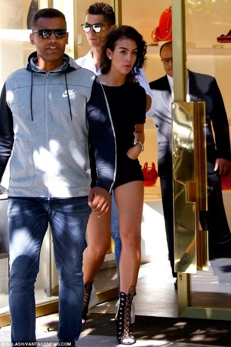 Cristiano Ronaldos Girlfriend Georgina Rodriguez Flaunts Her Leggy Figure In Perilously Short 