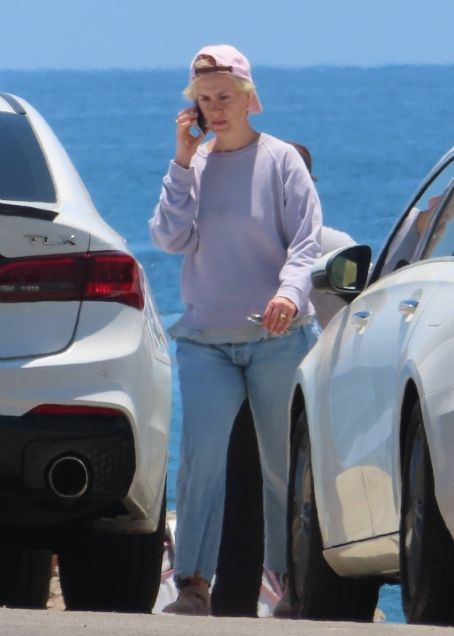 Sarah Paulson – With Holland Taylor steps out in Malibu