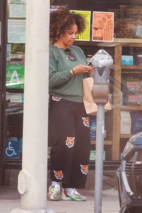 Aryn Drake-Lee – Running errands in Los Feliz - FamousFix