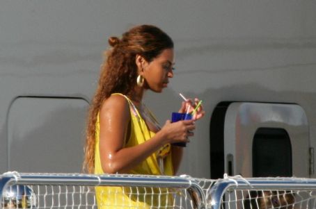 Beyonce Knowles – In a yellow bikini on her yacht in the harbor of the Principality of Monaco